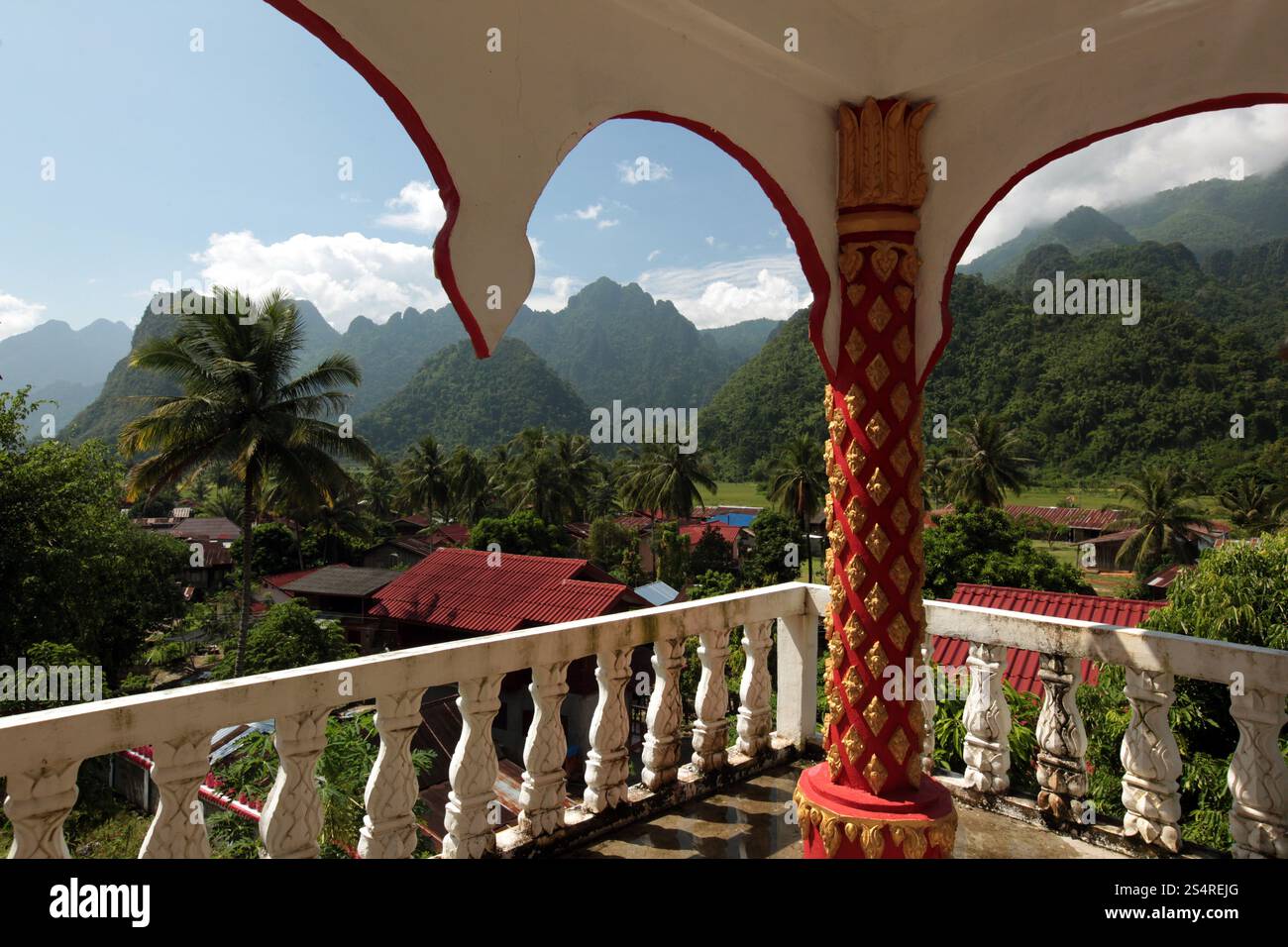 Ein Tempel in der Landschaft bei Vang Vieng in der Bergregion der Nationalstrasse 13 zwischen Vang Vieng und Luang Prabang in Zentrallaos von Laos in Stock Photo