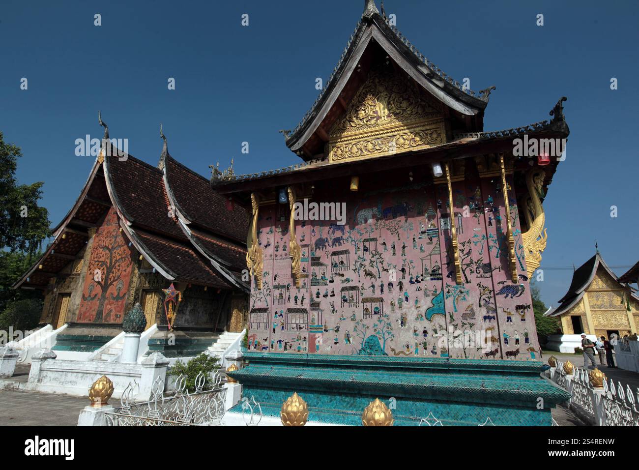 the Tempel Xieng Thong in the old town of Luang Prabang in the north of Lao in Souteastasia. ASIA LAO LUANG PRABANG Stock Photo