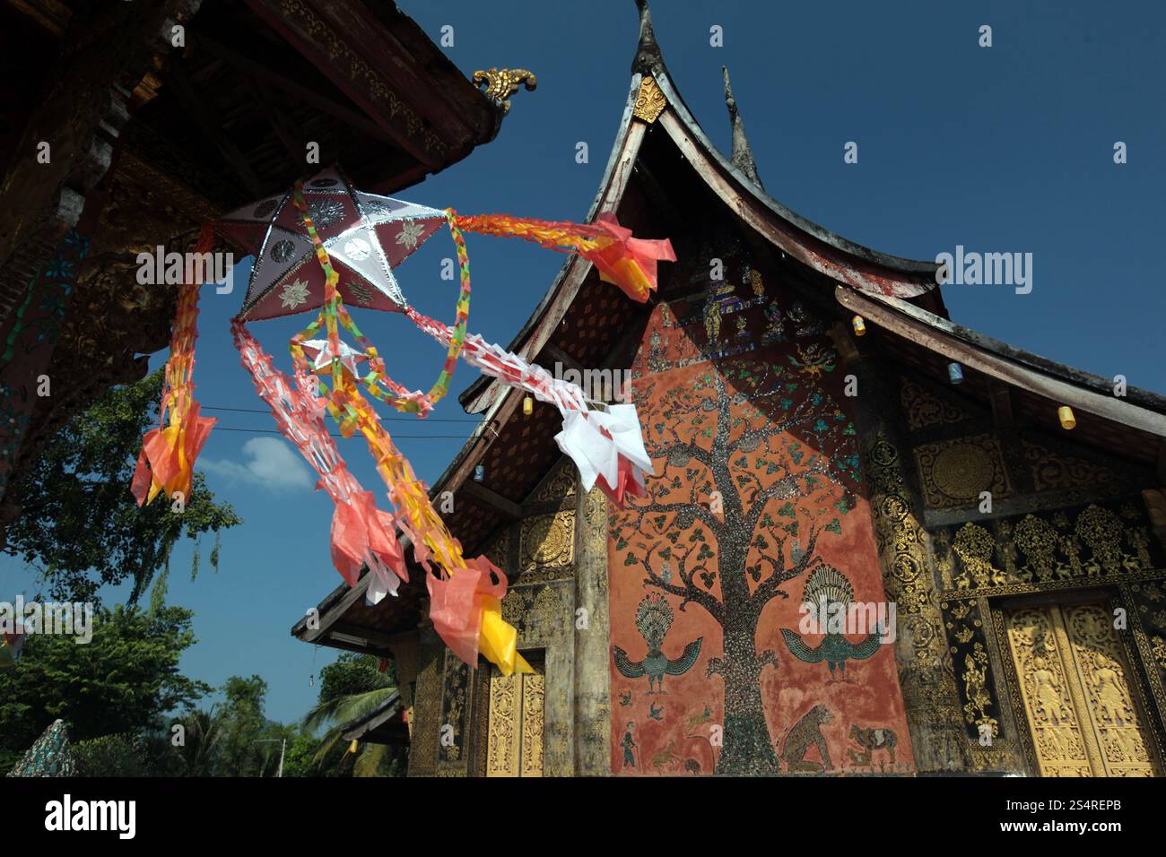 the Tempel Xieng Thong in the old town of Luang Prabang in the north of Lao in Souteastasia. ASIA LAO LUANG PRABANG Stock Photo