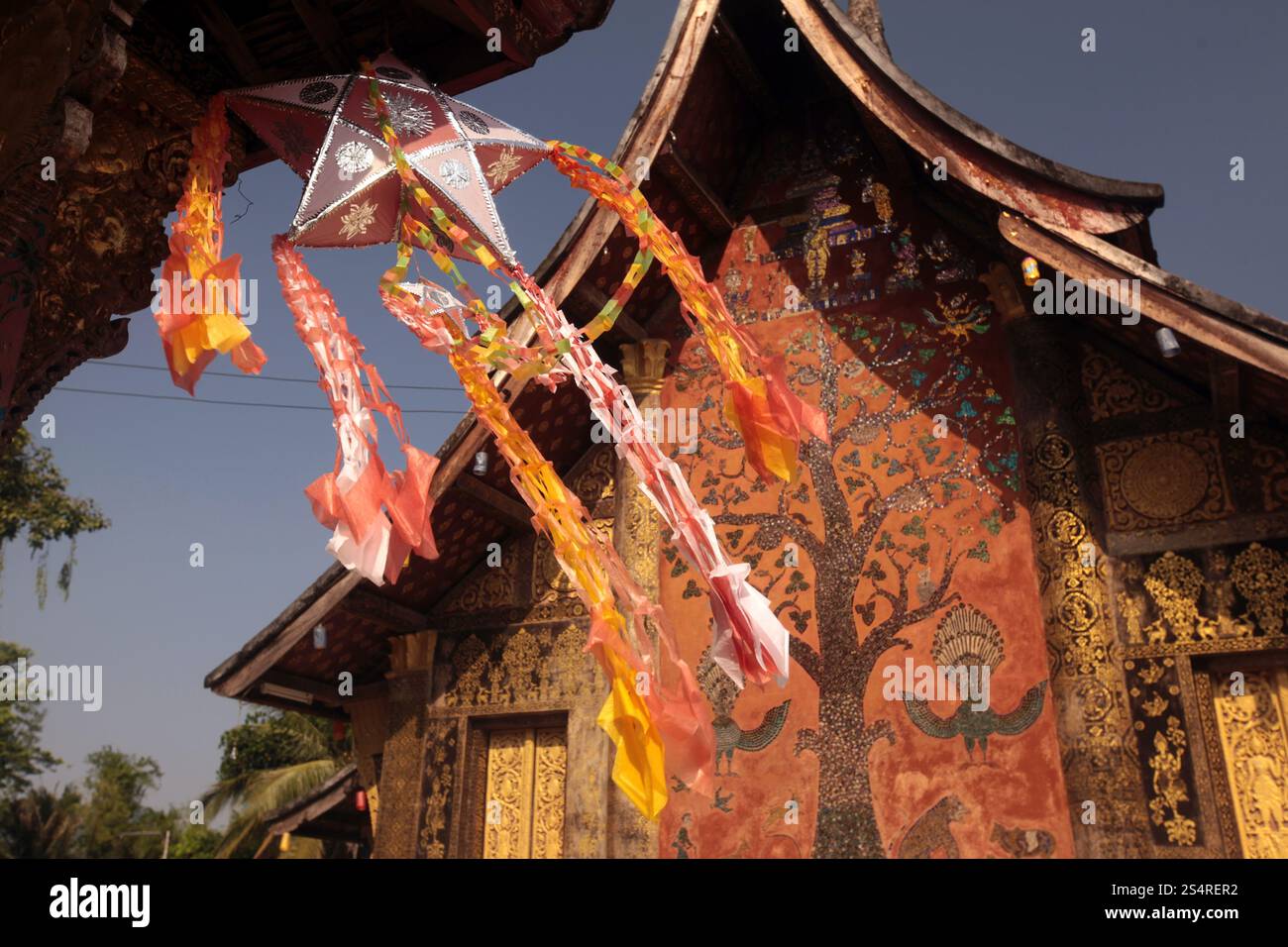 the Tempel Xieng Thong in the old town of Luang Prabang in the north of Lao in Souteastasia. ASIA LAO LUANG PRABANG Stock Photo