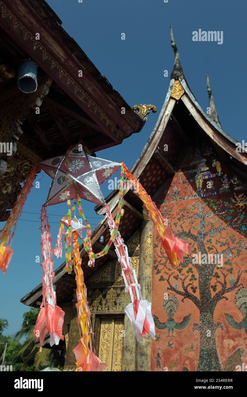the Tempel Xieng Thong in the old town of Luang Prabang in the north of Lao in Souteastasia. ASIA LAO LUANG PRABANG Stock Photo