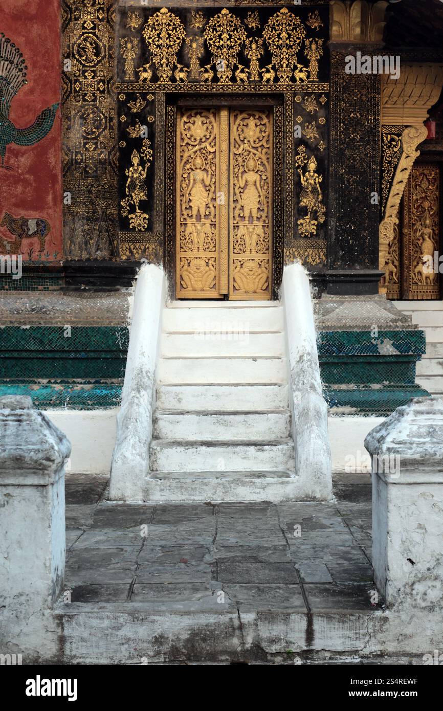 the Tempel Xieng Thong in the old town of Luang Prabang in the north of Lao in Souteastasia. ASIA LAO LUANG PRABANG Stock Photo