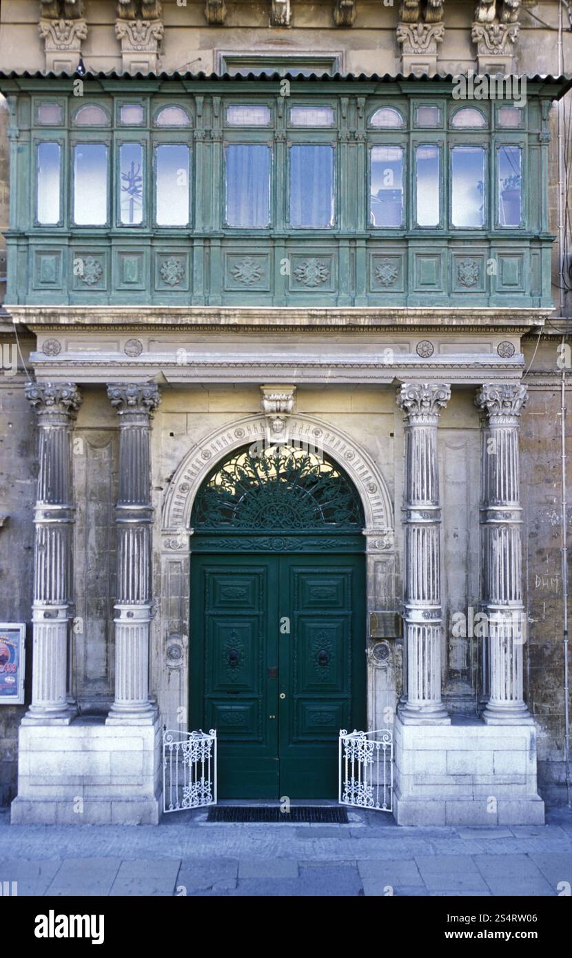 Eine Gasse mit den bekannten Holzbalkonen am Pjazza San Gorg in der Altstadt in der Hauptstadt Valletta auf der Insel Malta im Mittelmeer. Stock Photo