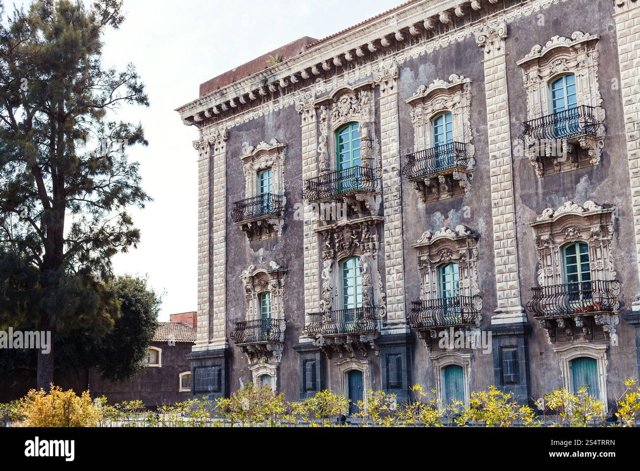 Baroque style building hi-res stock photography and images - Alamy