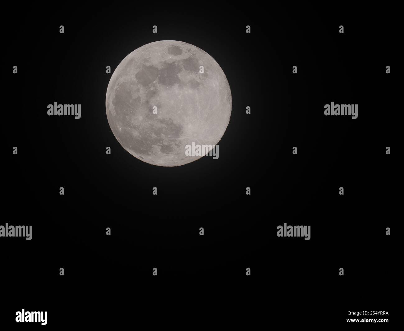 Sheerness, Kent, UK. 13th Jan, 2025. UK Weather the stunning full Wolf
