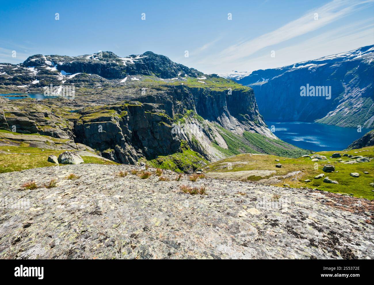 Summer Roldal highlands plateau and Ringedalsvatnet lake mountain landscape (Norway, on hiking route to Trolltunga from Odda). Stock Photo