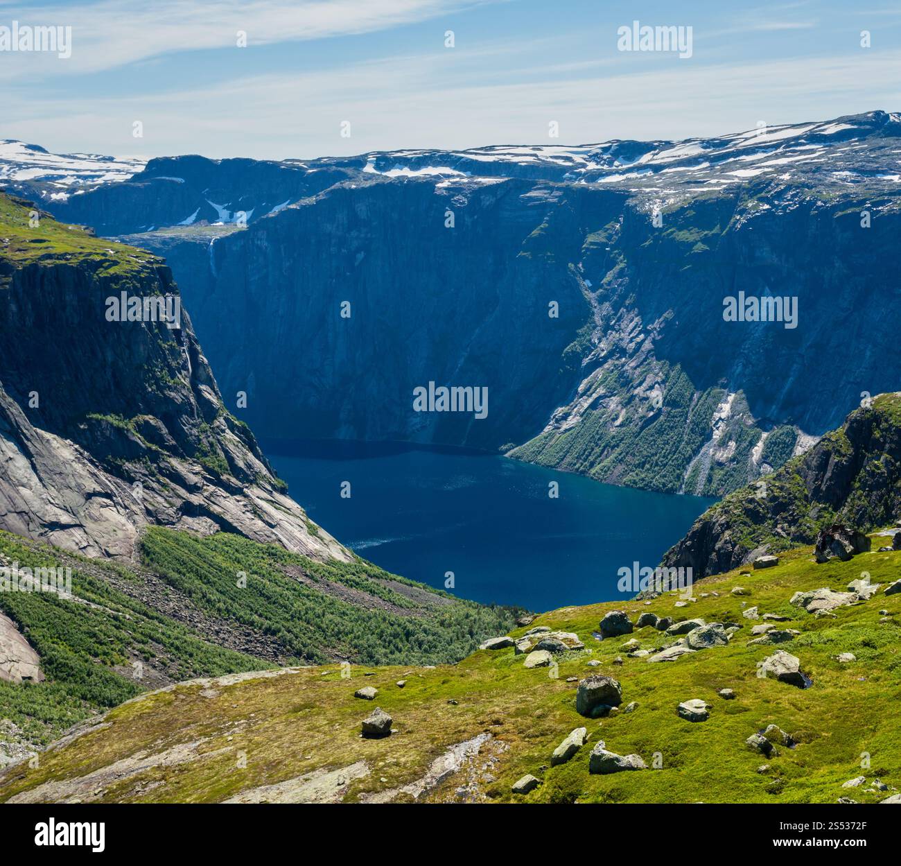 Summer Roldal highlands plateau and Ringedalsvatnet lake mountain landscape (Norway, on hiking route to Trolltunga from Odda). Stock Photo