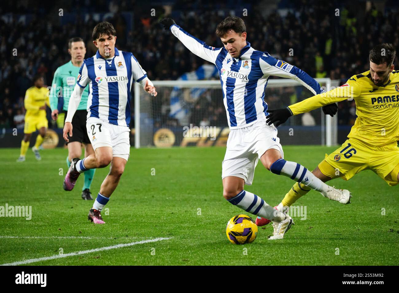 Donostia / San Sebastián, Gipuzkoa, Spain - 13th January 2025: Martin Zubimendi contesting for the ball with Alex Baena in Real Sociedad vs Villarreal match, part of Spain's LaLiga EA SPORTS, held at Reale Arena Stadium. Credit: Rubén Gil/Alamy Live News. Stock Photo