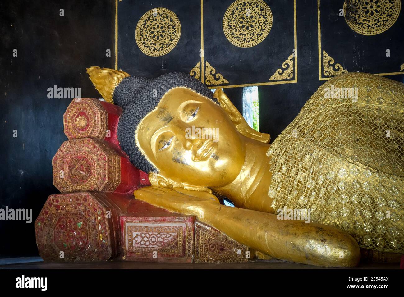 wat chedi luang chiang mai thailand