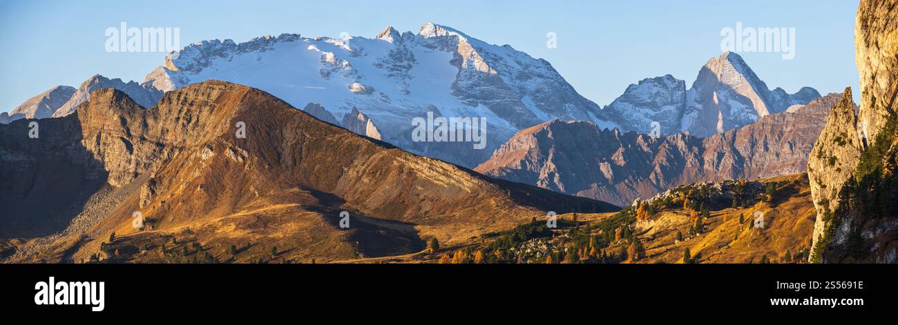 Sunny colorful autumn alpine Dolomites rocky mountain scene, Sudtirol ...