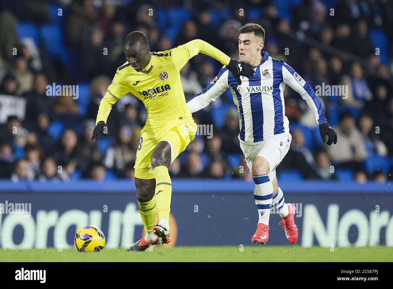 Pepe Gueye of Villarreal CF and Ander of Real Sociedad