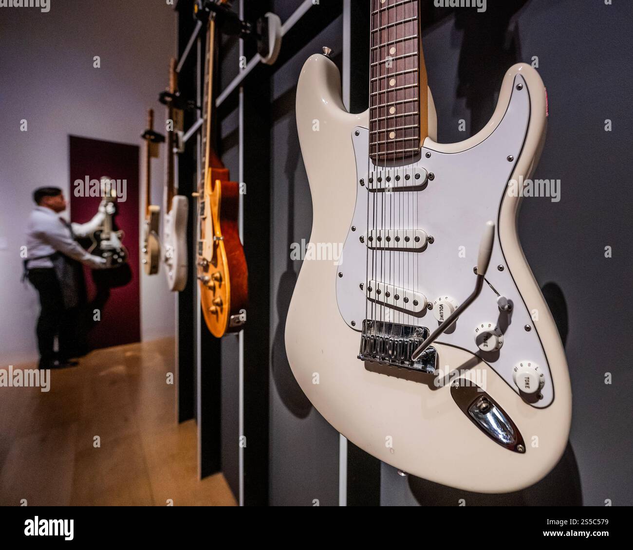 Jeff beck stratocaster hi-res stock photography and images Jeff beck stratocaster hi-res stock photography and images