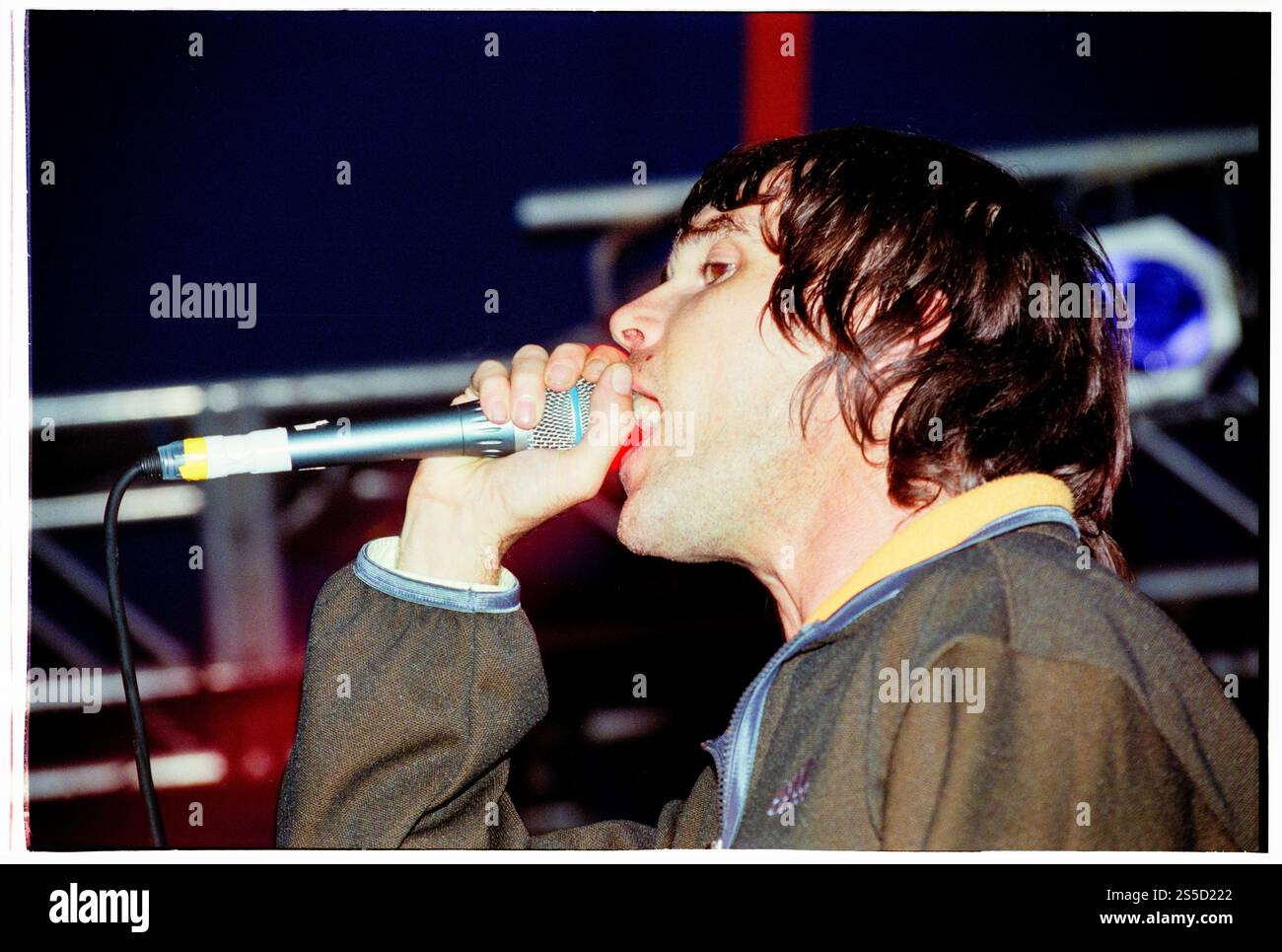 IAN BROWN SOLO READING FESTIVAL 2000 Ian Brown From The Stone Roses ian-brown-solo-reading-festival-2000-ian-brown-from-the-stone-roses