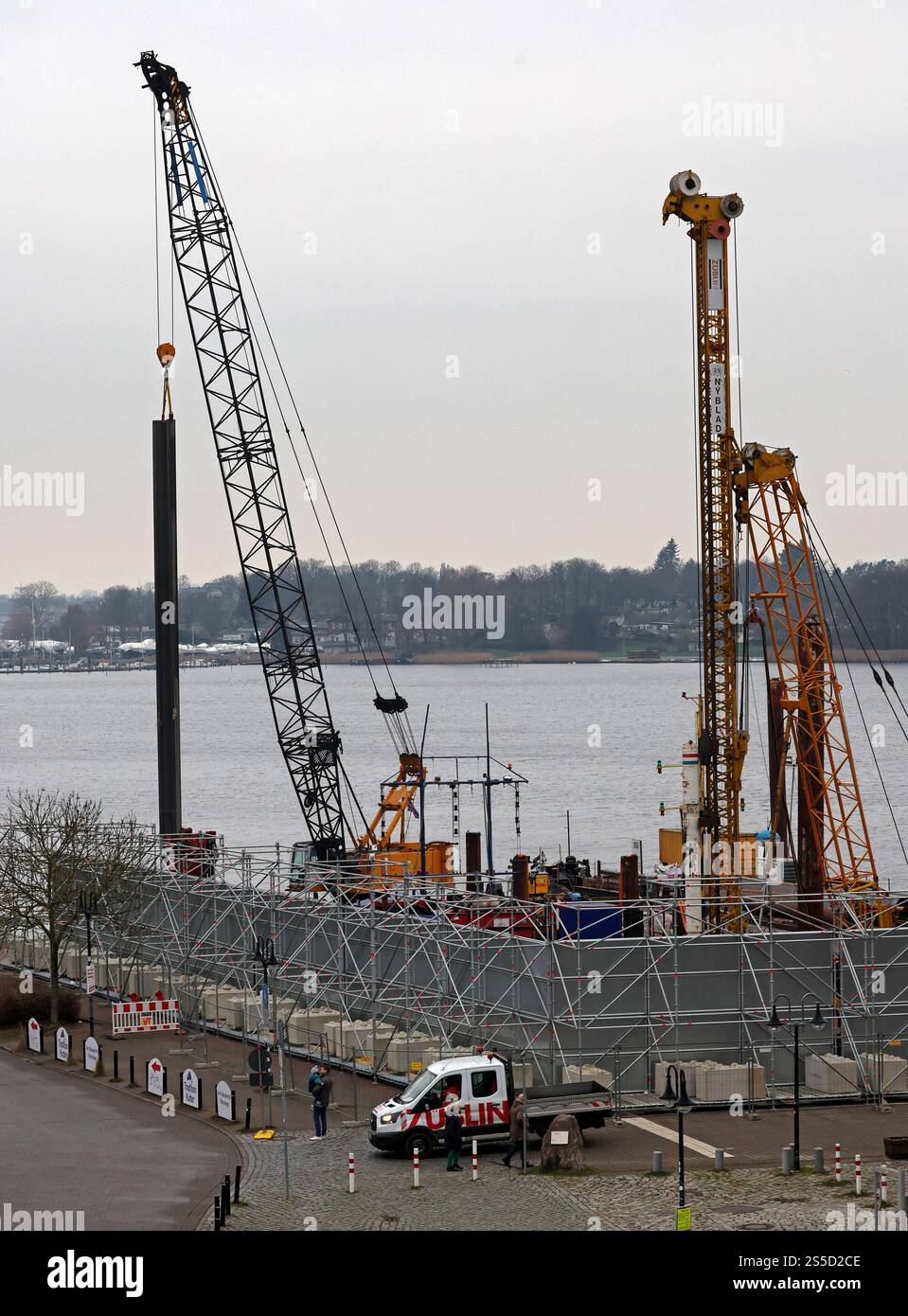 Rostock, Germany. 14th Jan, 2025. The renovation of berths 86 to 91 on ...