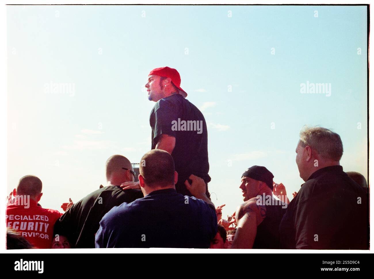 FRED DURST, LIMP BIZKIT, YOUNG, READING FESTIVAL, 2000: Fred Durst from the American nu-metal pioneers Limp Bizkit stage dives into the crowd at the sagety barrier while playing the Main Stage at at Reading Festival, Reading, UK on 25 August 2000. Photo: Rob Watkins. INFO: Limp Bizkit is an American nu-metal band formed in 1994, known for their fusion of rap, rock, and heavy riffs. Fronted by Fred Durst, they achieved massive success with hits like 'Rollin'' and Significant Other, defining the nu-metal era. Stock Photo