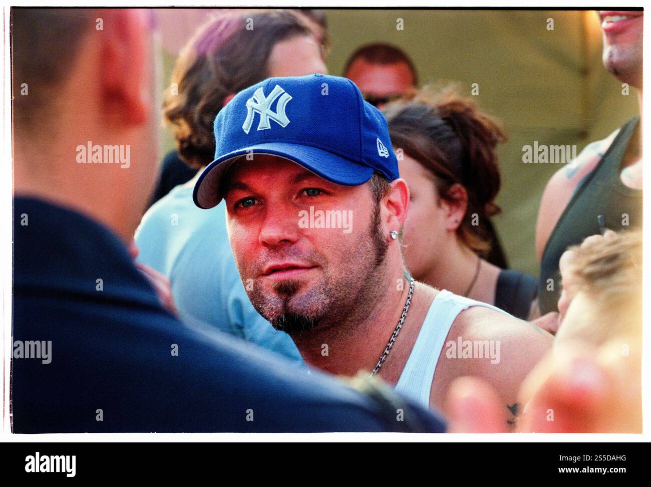 FRED DURST, LIMP BIZKIT, YOUNG, READING FESTIVAL, 2000: Fred Durst from the American nu-metal pioneers Limp Bizkit backstage on the Main Stage at Reading Festival, Reading, UK on 25 August 2000. Photo: Rob Watkins. INFO: Limp Bizkit is an American nu-metal band formed in 1994, known for their fusion of rap, rock, and heavy riffs. Fronted by Fred Durst, they achieved massive success with hits like 'Rollin'' and Significant Other, defining the nu-metal era. Stock Photo