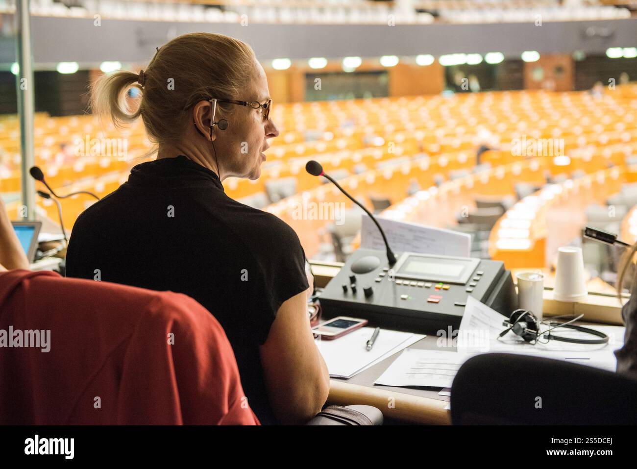 Interpreter s Boot Interpreters simultaniously translating the speeches held within the European Parliament s Plennary Session. Brussels, Belgium. Brussel Europees Parlement Gewest Brussel Belgie Copyright: xGuidoxKoppesxPhotox Stock Photo