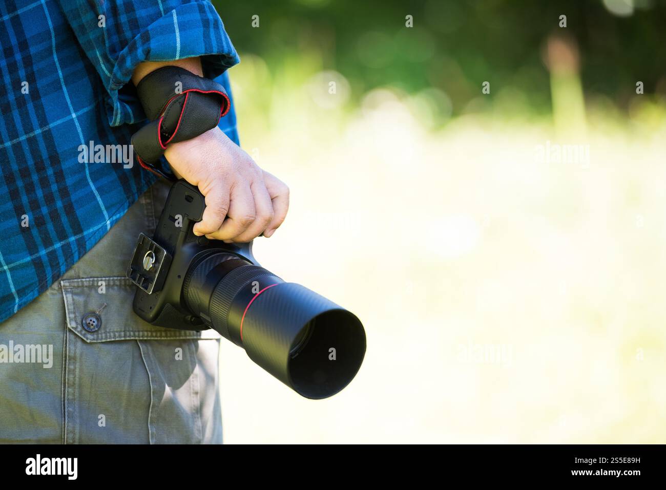 Close up hand holding professional dslr camera Stock Photo - Alamy