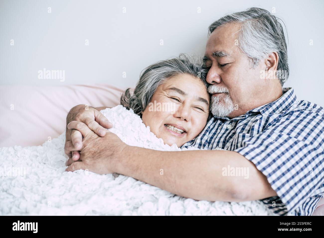 Couple lying in bed together hi-res stock photography and images - Alamy