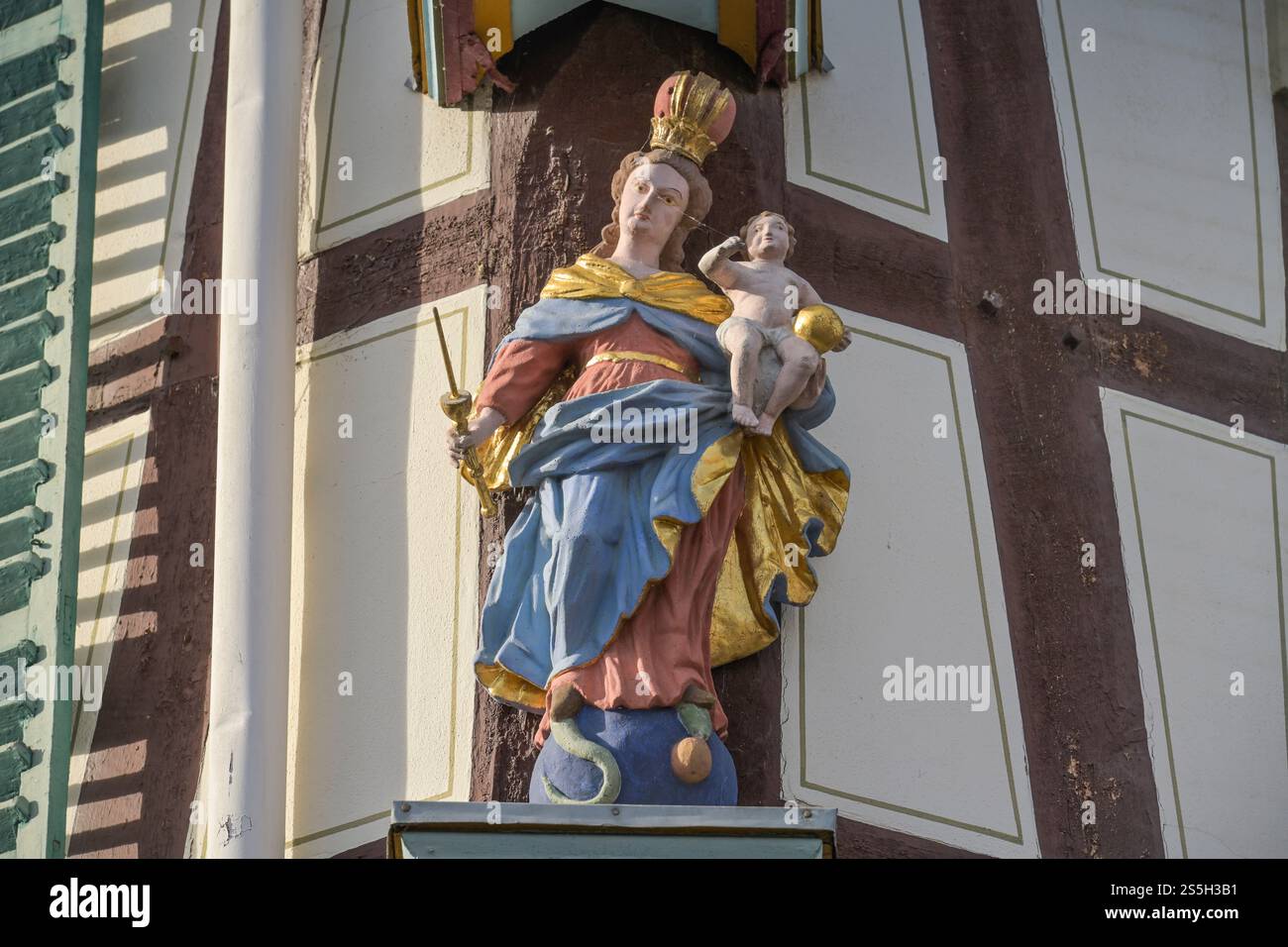 Marienfigur an Fachwerkhaus, Prälat-Werthmann-Straße, Geisenheim, Hessen, Deutschland Stock Photo