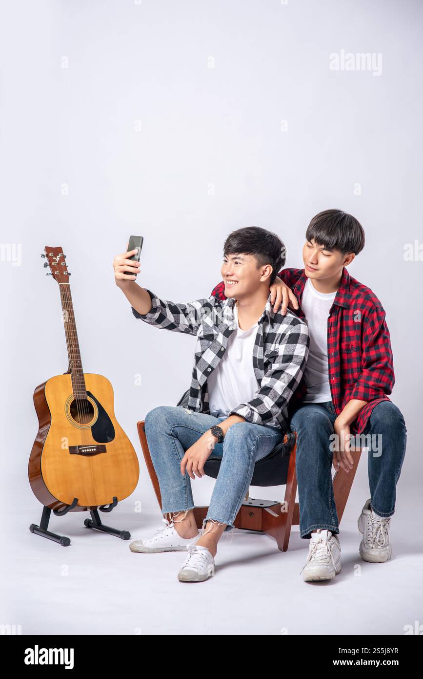 Take selfie two young hi res stock photography and images Alamy