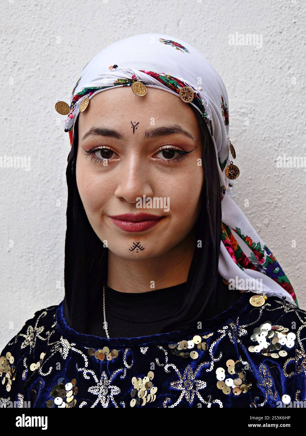 Kurdish traditional dress hi-res stock photography and images - Alamy Kurdish traditional dress hi-res stock photography and images - Alamy
