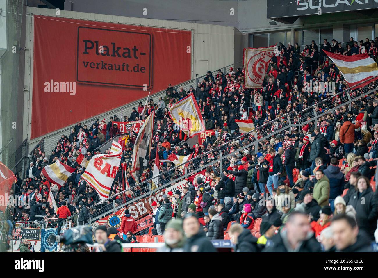 Jan Mainzer Leverkusen, Deutschland. 14th Jan, 2025. Die Mainzer Fans begruessen ...