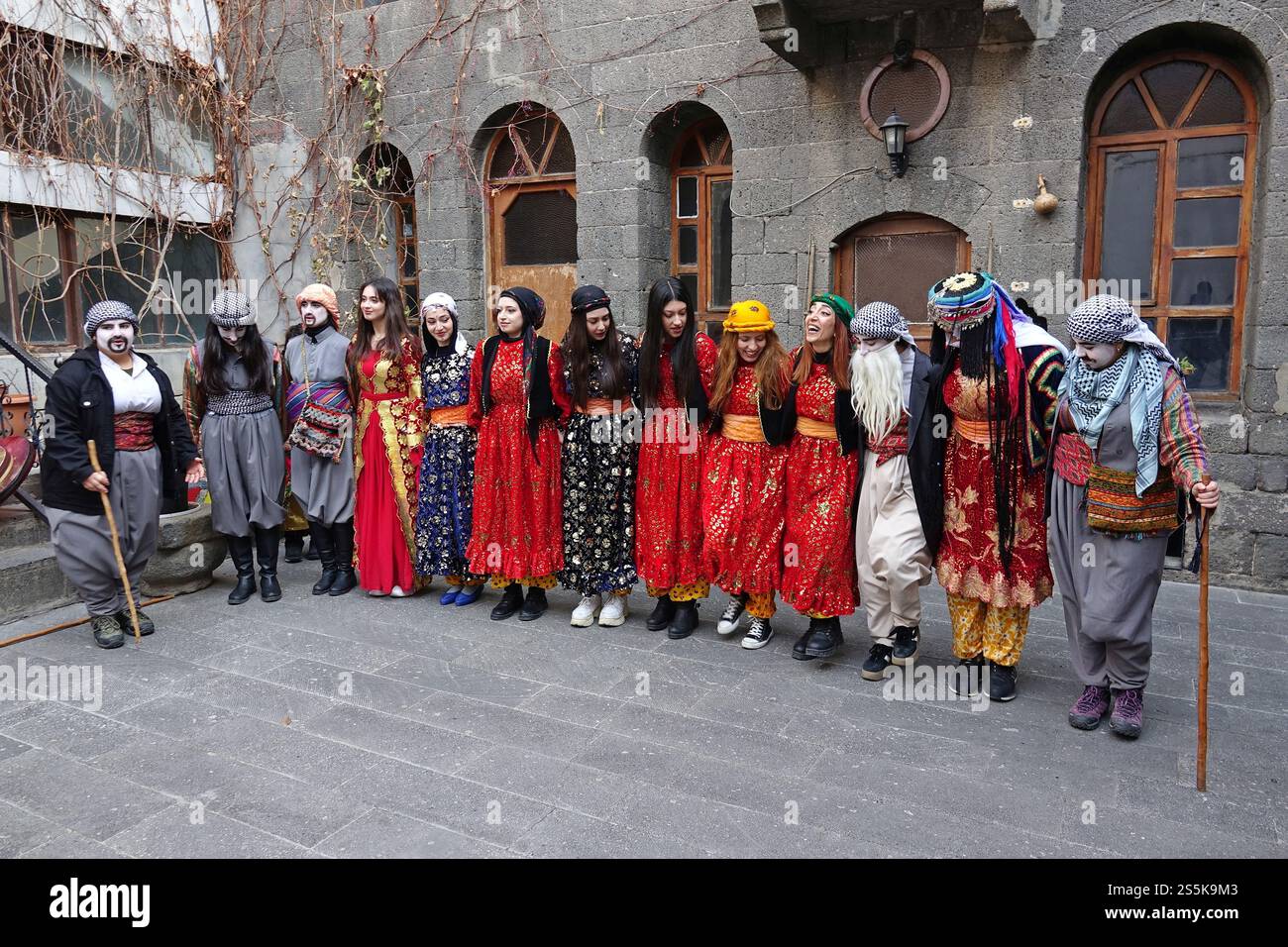 Kurdish women dancing syria hi-res stock photography and images - Alamy
