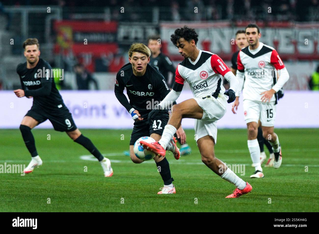 nathaniel-brown-eintracht-frankfurt-21-im-zweikampf-mit-ritsu-doan