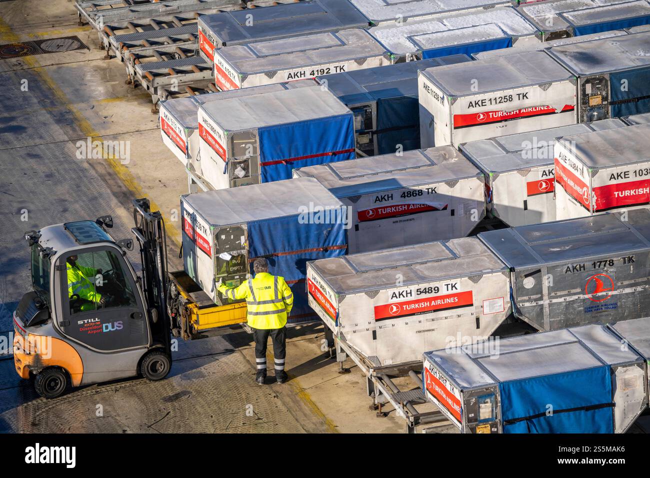 Flughafen Düsseldorf, Unit Load Devices, ULD, Container für Gepäck und ...