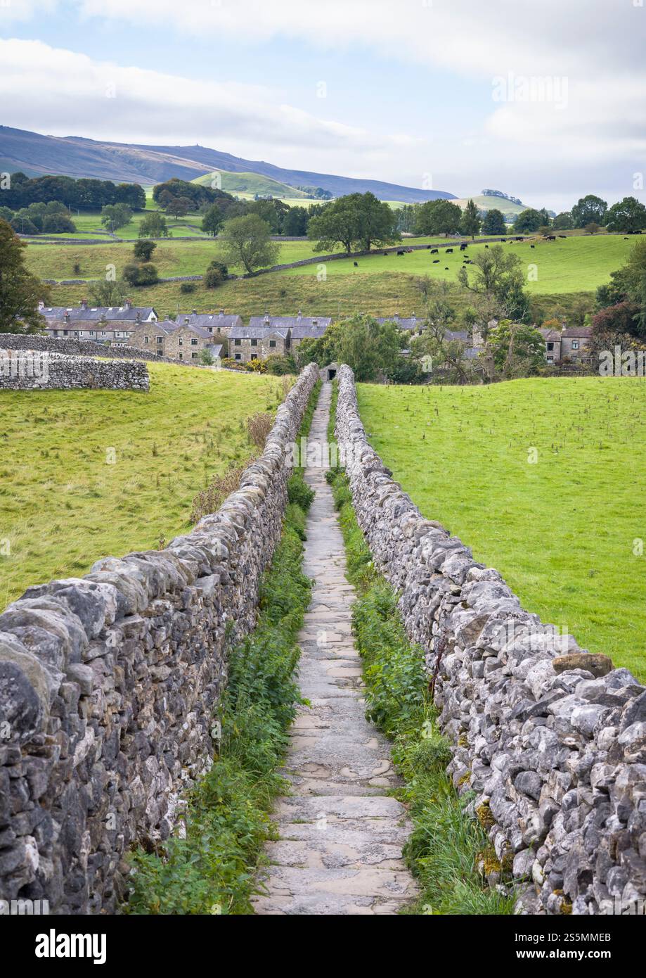 Dry stone walls at Sedber Lane, Grassington. Wharfedale landscape ...