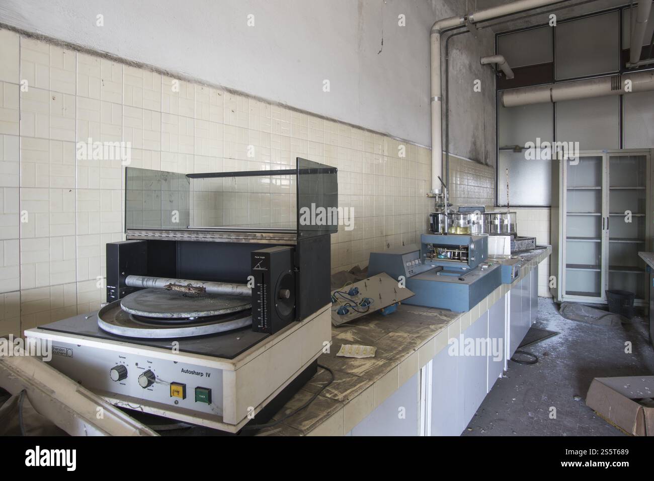 Details of an abandoned laboratory Stock Photo - Alamy