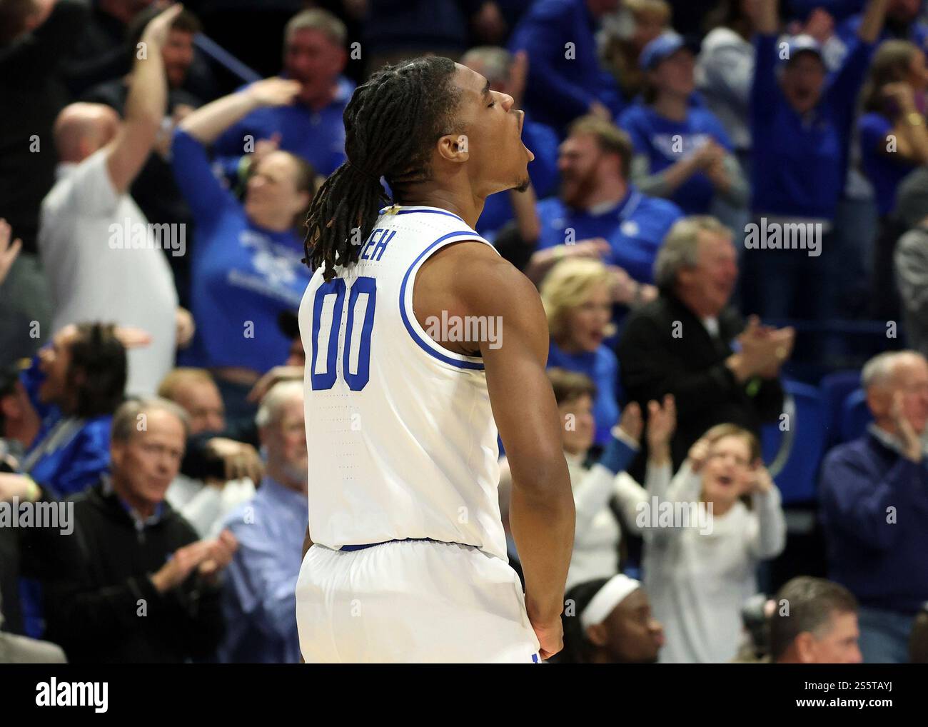 Kentucky's Otega Oweh (00) celebrates his second half dunk during an ...