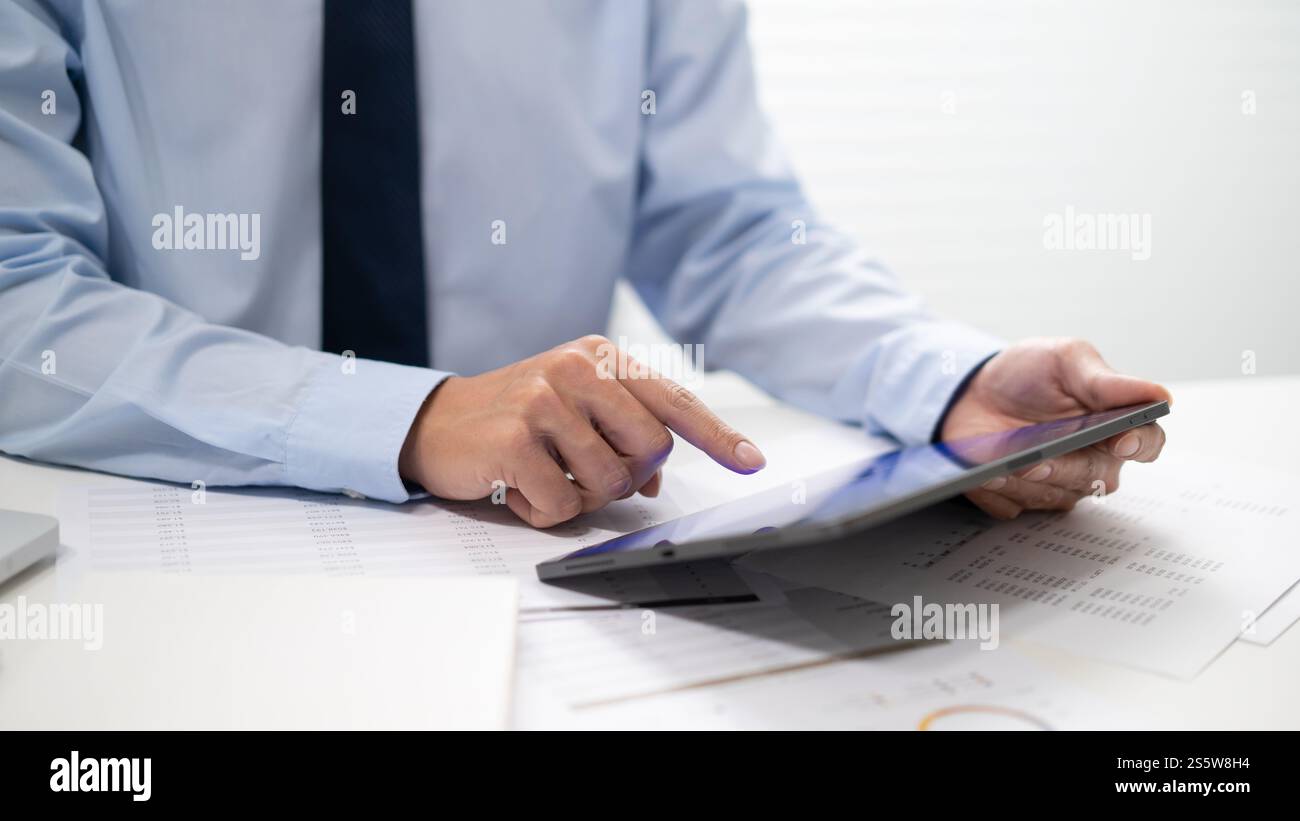 Man stock market trading screen hi-res stock photography and images - Alamy