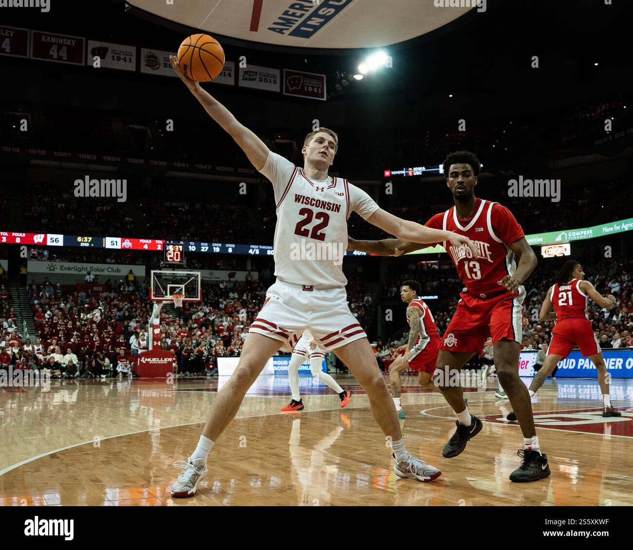 Madison, Wisconsin, USA. 14th Jan, 2025. Wisconsin's STEVEN CROWL pulls ...