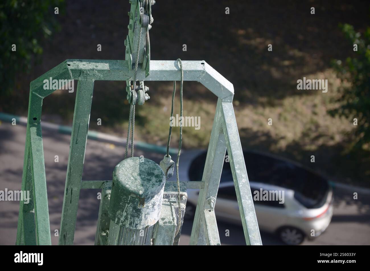 Hoist supply and safety lock as part of suspended wire rope platform ...