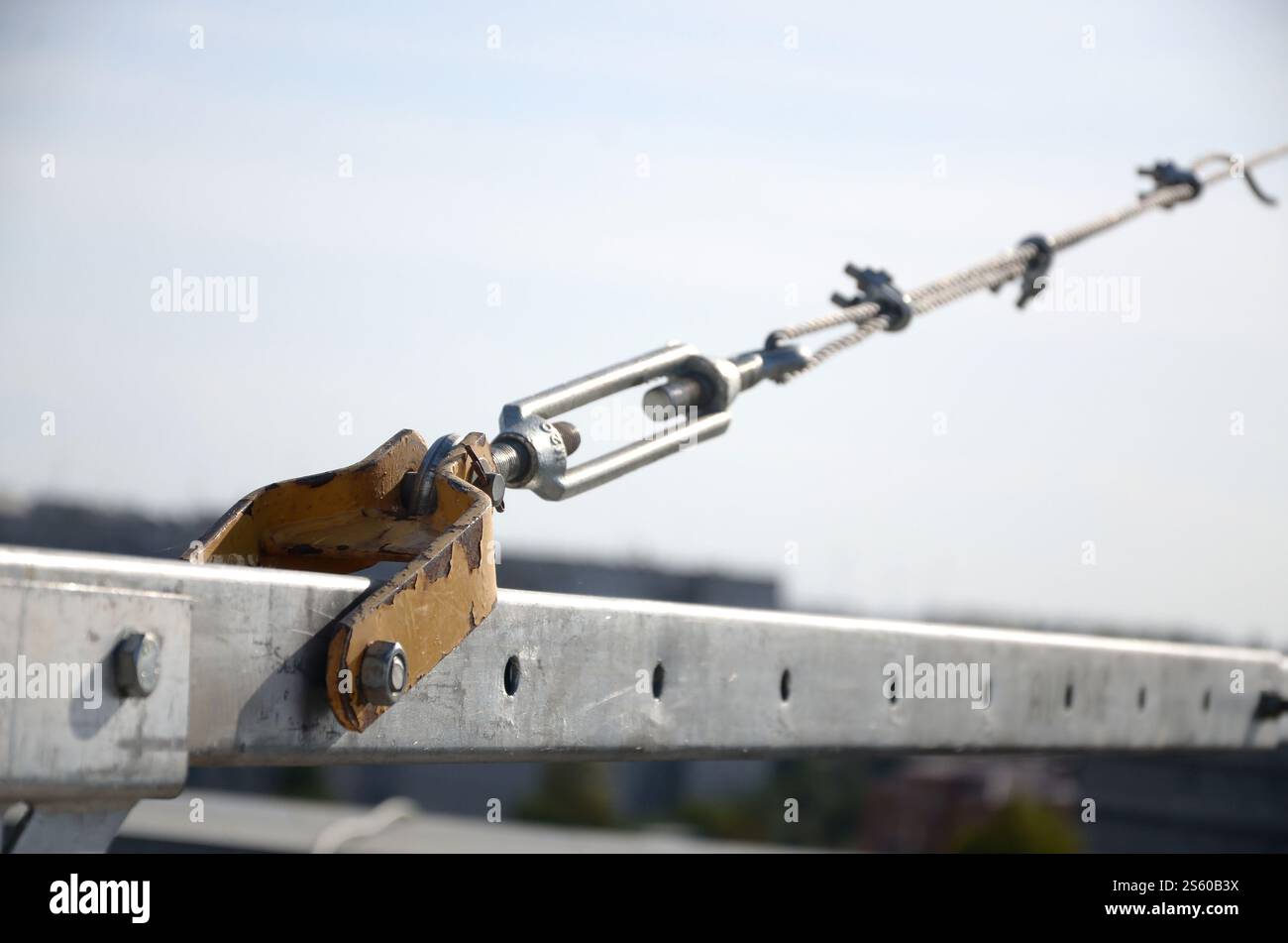 Rope lockers in rear beam of suspended wire rope platform for facade ...