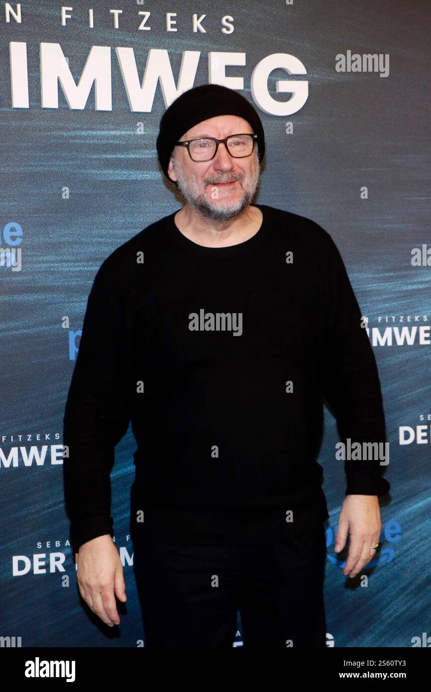 Der Heimweg , Filmpremiere im Delphi Filmpalast, Berlin, 14.01.2025 Rainer Bock bei der Premiere von FITZEKS DER HEIMWEG im Delphi Filmpalast in Berlin am 14.1.2025. Berlin Delphi Filmpalast *** Der Heimweg , film premiere at the Delphi Filmpalast, Berlin, 14 01 2025 Rainer Bock at the premiere of FITZEKS DER HEIMWEG at the Delphi Filmpalast in Berlin on 14 1 2025 Berlin Delphi Filmpalast Copyright: xAnitaxBuggex Stock Photo