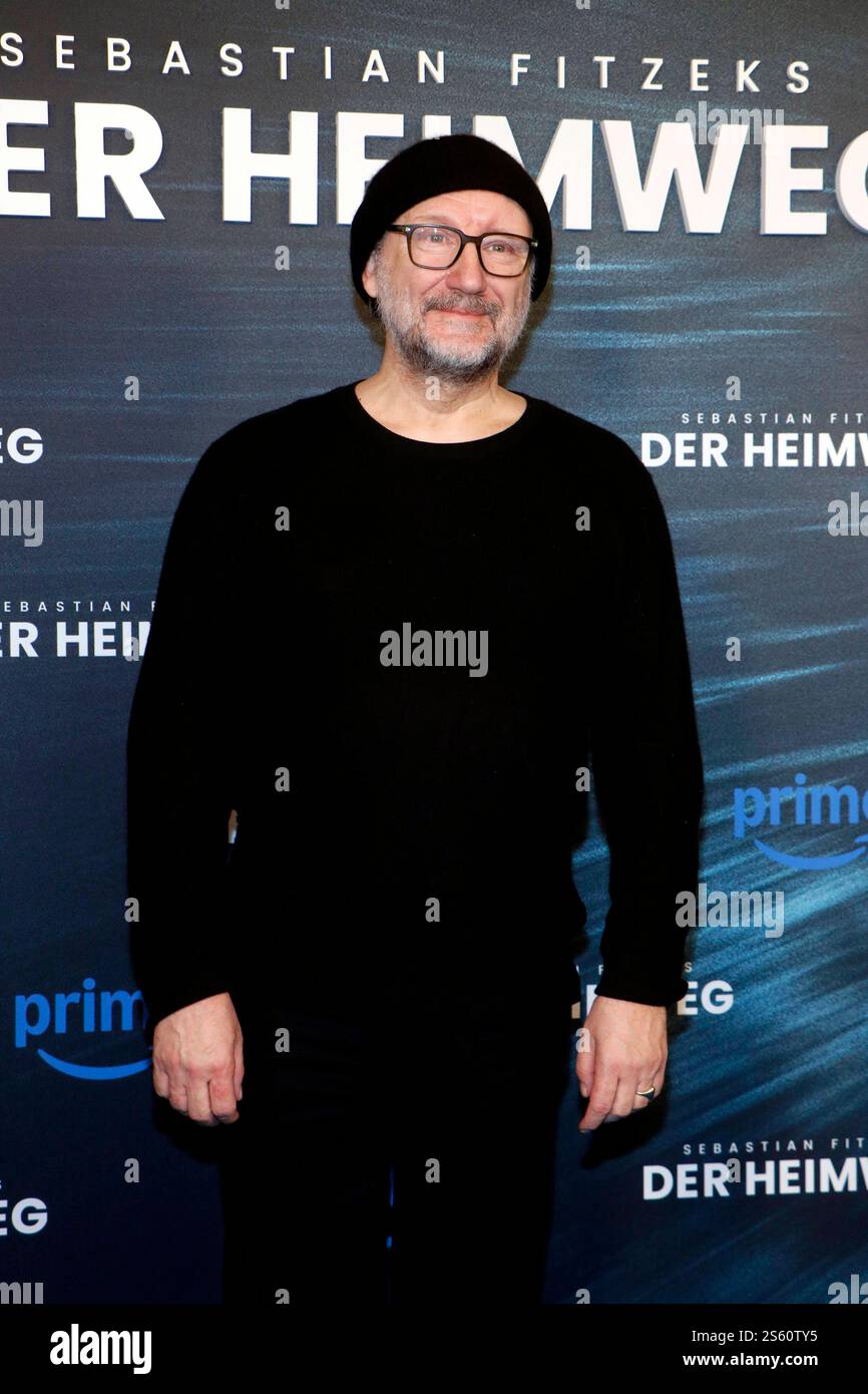 Der Heimweg , Filmpremiere im Delphi Filmpalast, Berlin, 14.01.2025 Rainer Bock bei der Premiere von FITZEKS DER HEIMWEG im Delphi Filmpalast in Berlin am 14.1.2025. Berlin Delphi Filmpalast *** Der Heimweg , film premiere at the Delphi Filmpalast, Berlin, 14 01 2025 Rainer Bock at the premiere of FITZEKS DER HEIMWEG at the Delphi Filmpalast in Berlin on 14 1 2025 Berlin Delphi Filmpalast Copyright: xAnitaxBuggex Stock Photo