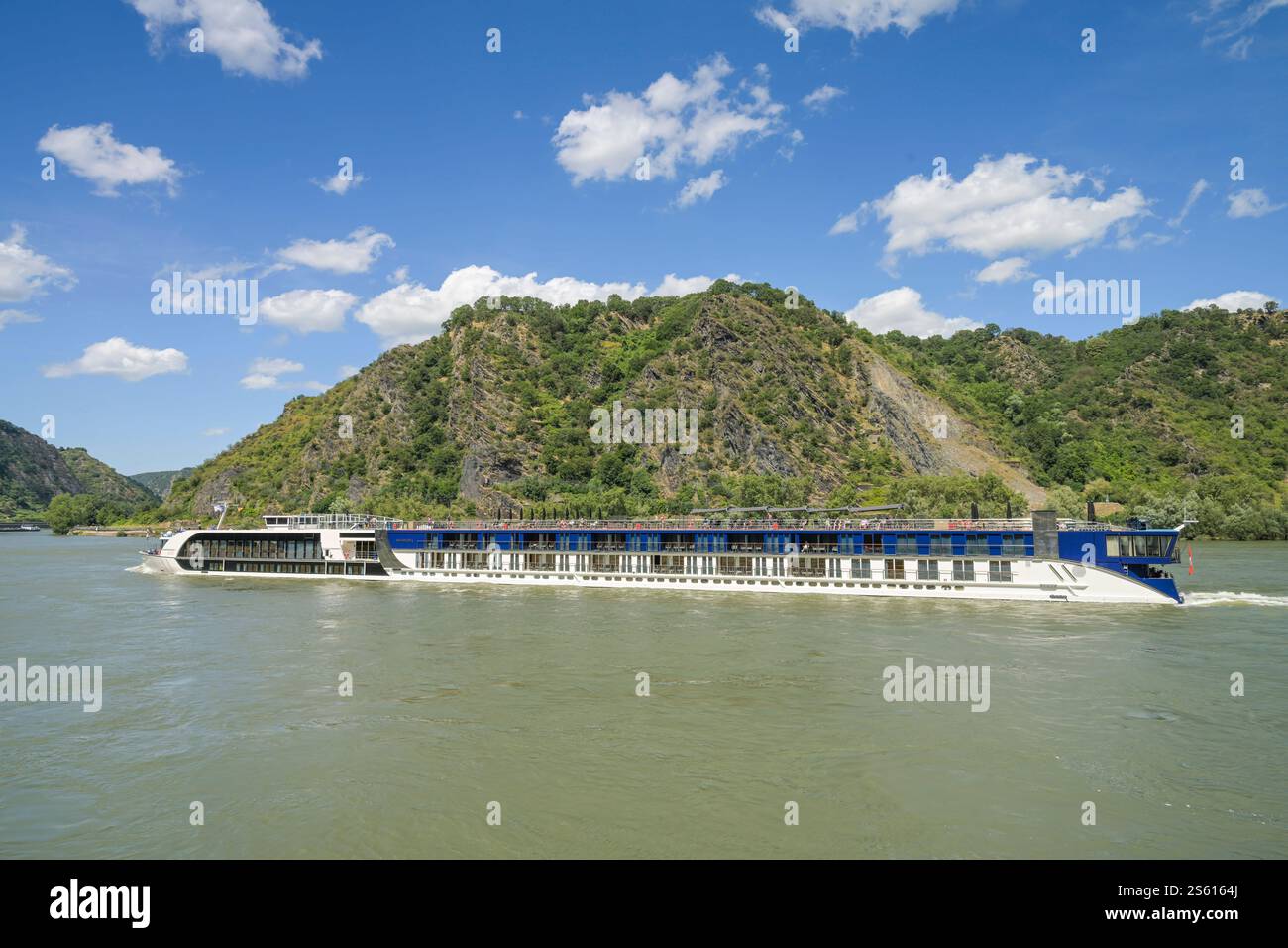 Flußkreuzfahrtschiff Amamora, Felsen rechtsrheinisch im Rheintal südlich von Kestert, Rheinland-Pfalz, Deutschland *** River cruise ship Amamora, rocks on the right bank of the Rhine in the Rhine valley south of Kestert, Rhineland-Palatinate, Germany Stock Photo