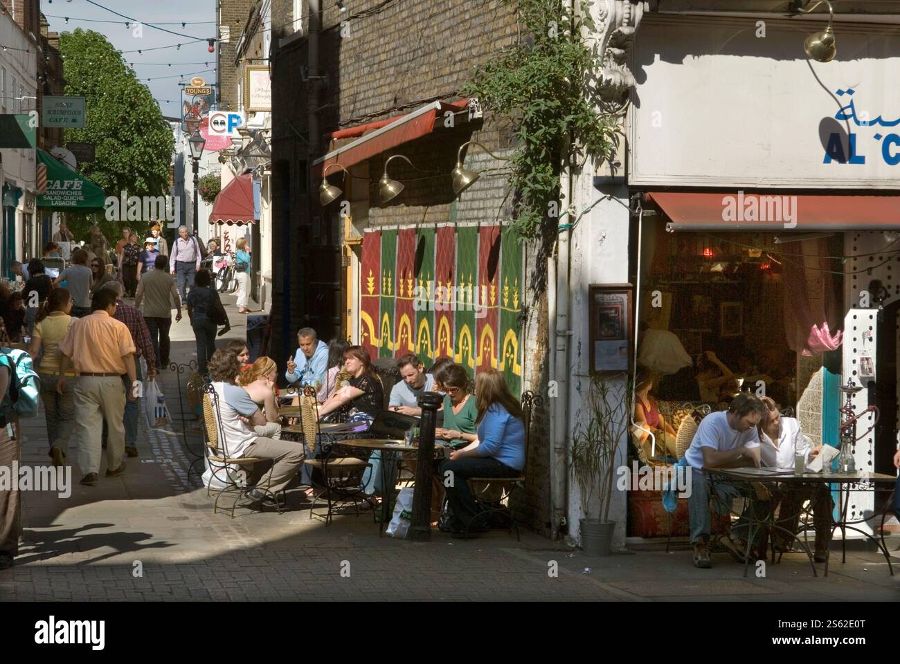 London Eatery 2000s UK. Hampstead village, Flask Walk people alfresco dining. Other Londoners wandering around and shopping on a sunny Saturday afternoon.  2006 HOMER SYKES Stock Photo