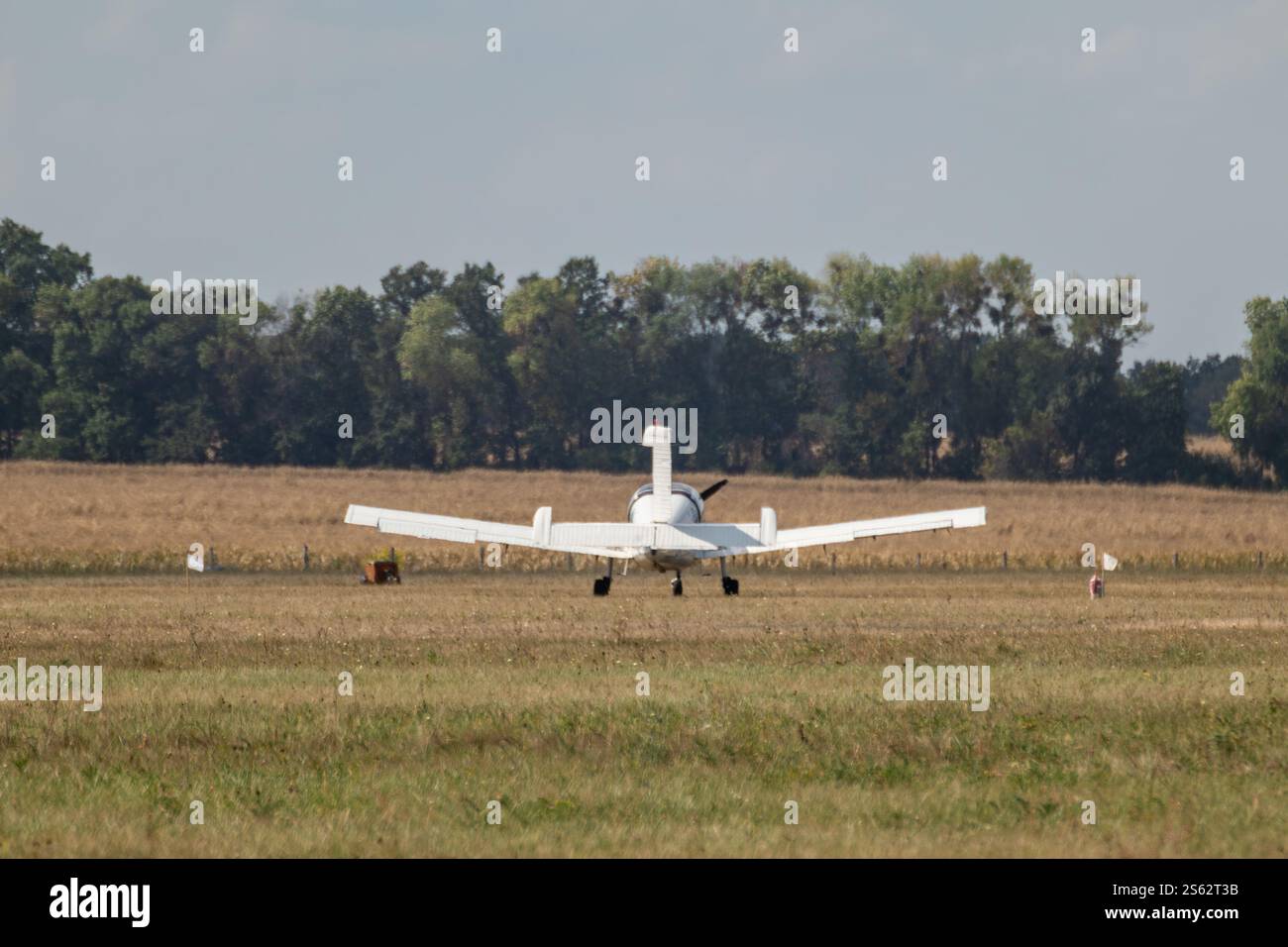 Small aircraft runway parked hi-res stock photography and images - Alamy