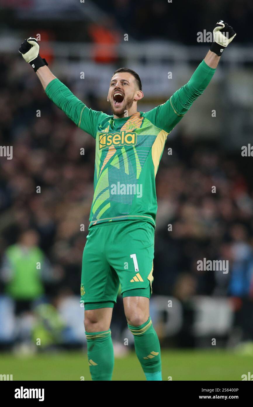 Newcastle United Goalkeeper Martin Dúbravka celebrates Newcastle United's Alexander Isak opening goal during the Premier League match between Newcastle United and Wolverhampton Wanderers at St. James's Park, Newcastle on Wednesday 15th January 2025. (Photo: Michael Driver | MI News) Credit: MI News & Sport /Alamy Live News Stock Photo