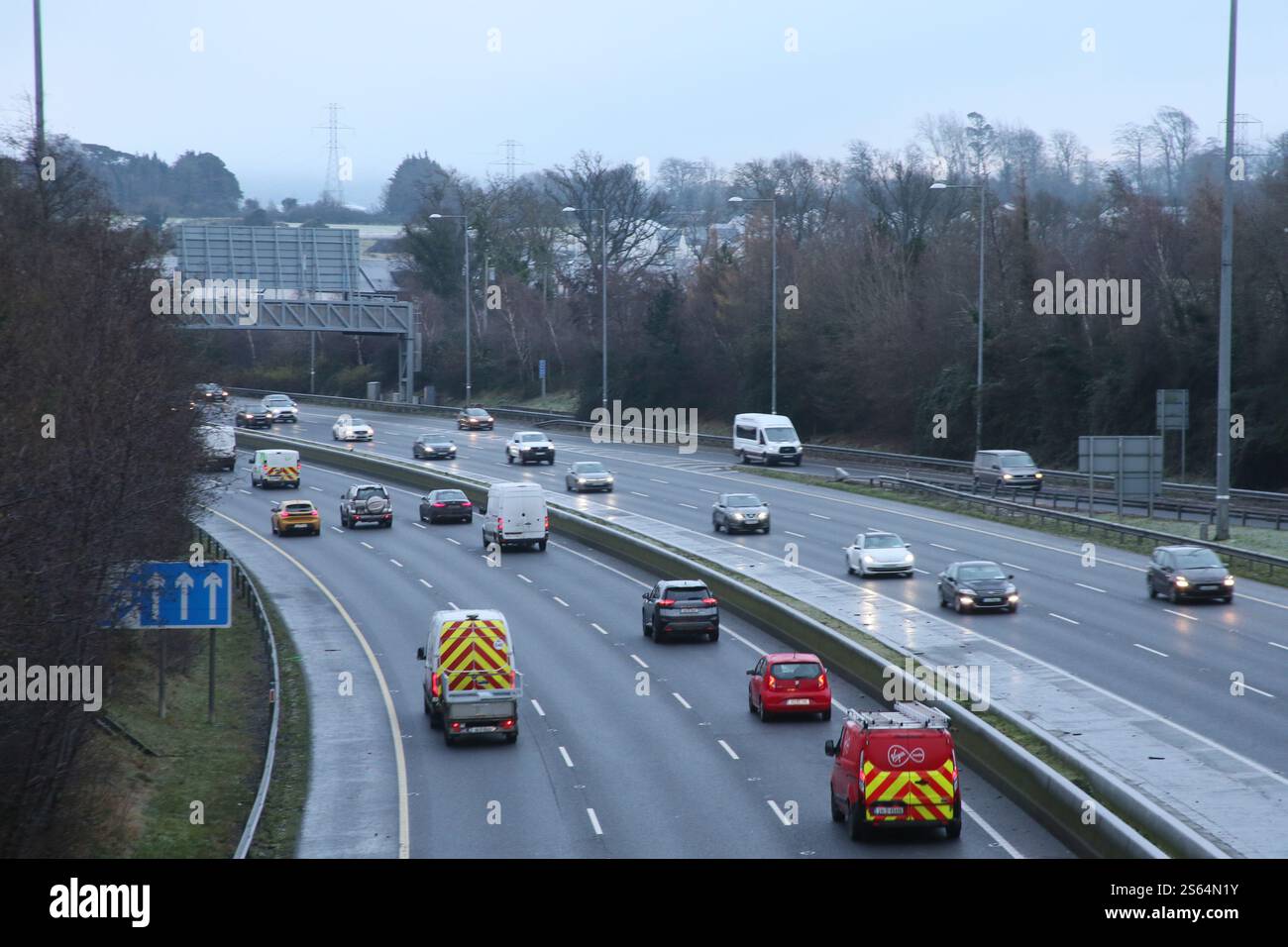 Knocklyon, Dublin, Ireland - 9th January 2025 -  Traffic on the M50 in South Dublin, Ireland as early morning frost covers the Irish capital during a period of cold weather. Stock Photo