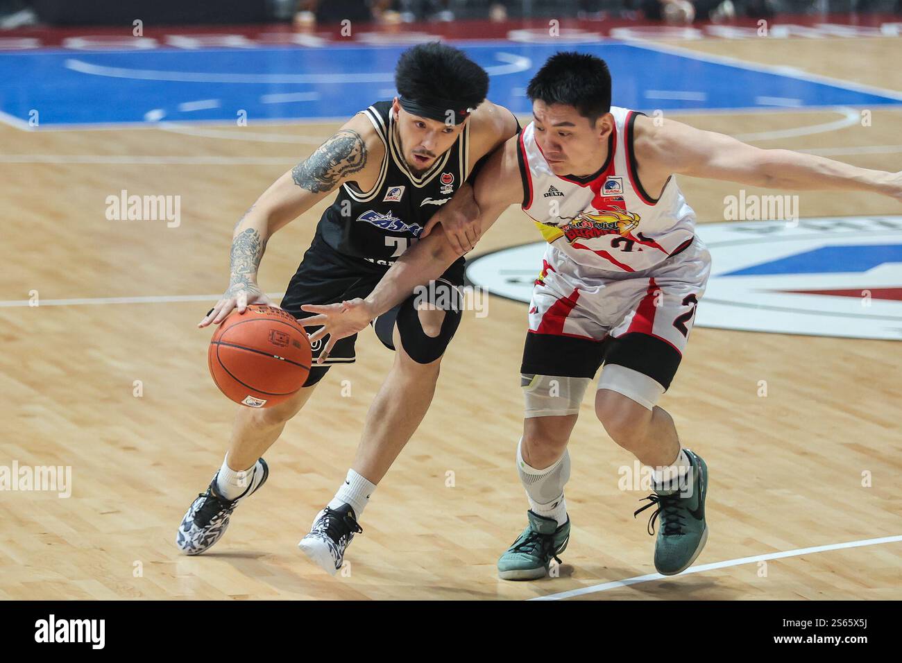 Pasig City, Philippines. 15th Jan, 2025. Kobey Lam (L) of Hong Kong ...