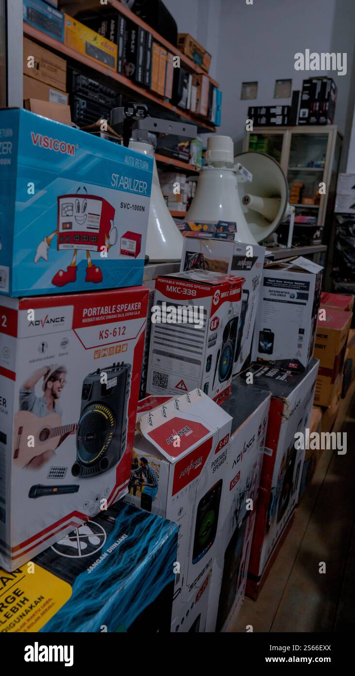 Cluttered shelves laptop hi-res stock photography and images - Alamy