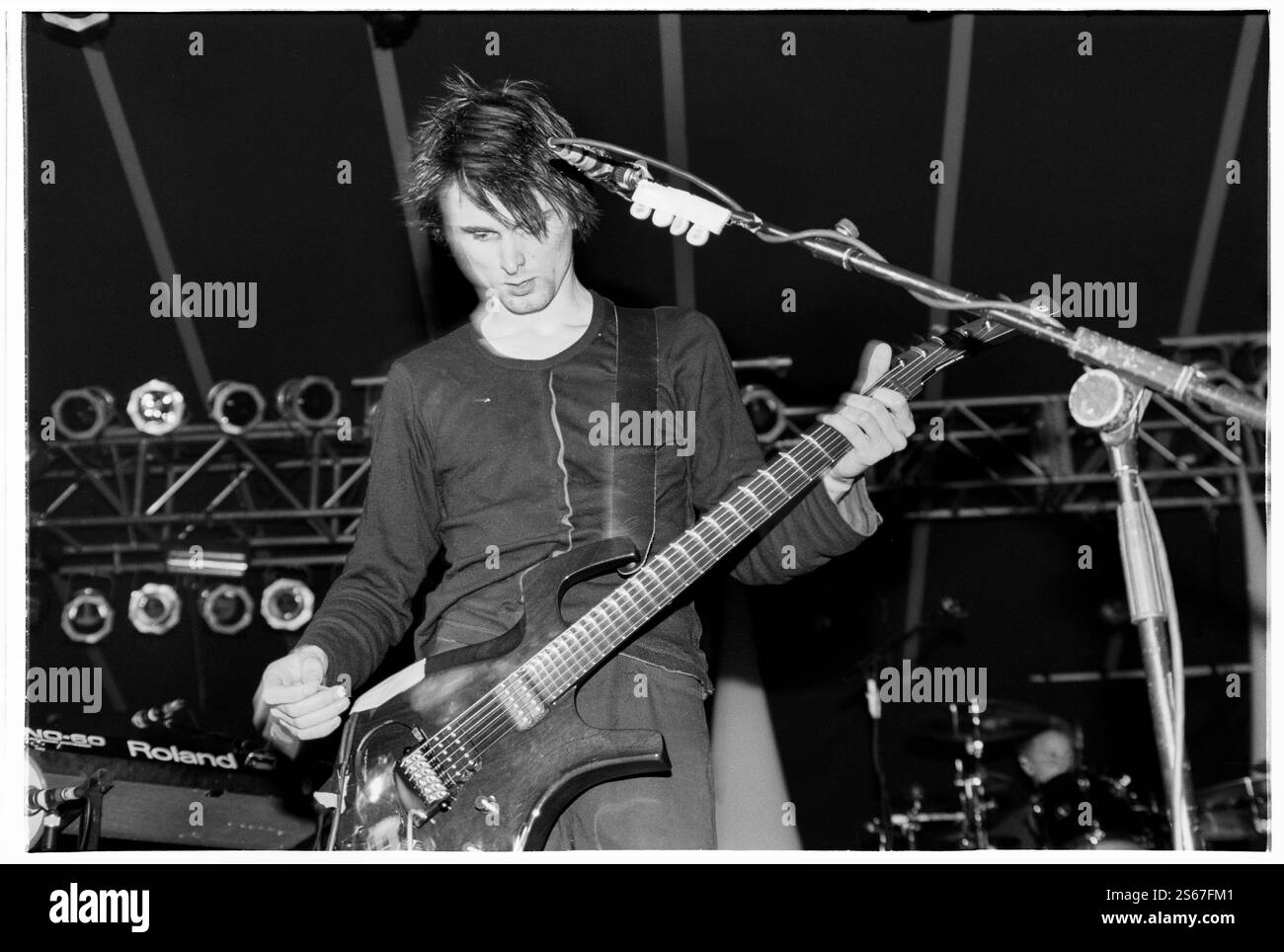 MUSE, YOUNG, READING FESTIVAL, 2000: An early career picture of singer songwriter Matt Bellamy from the English rock band Muse band playing live on the Melody Maker Stage with their debut album 'Showbiz' at Reading Festival, Reading, UK on 25 August 2000. Photo: Rob Watkins. INFO: Muse is a British rock band formed in 1994, known for their electrifying performances and genre-blending sound, fusing alternative rock, electronic, and symphonic elements. With hits like 'Uprising' and Black Holes and Revelations, they became global rock icons. Stock Photo