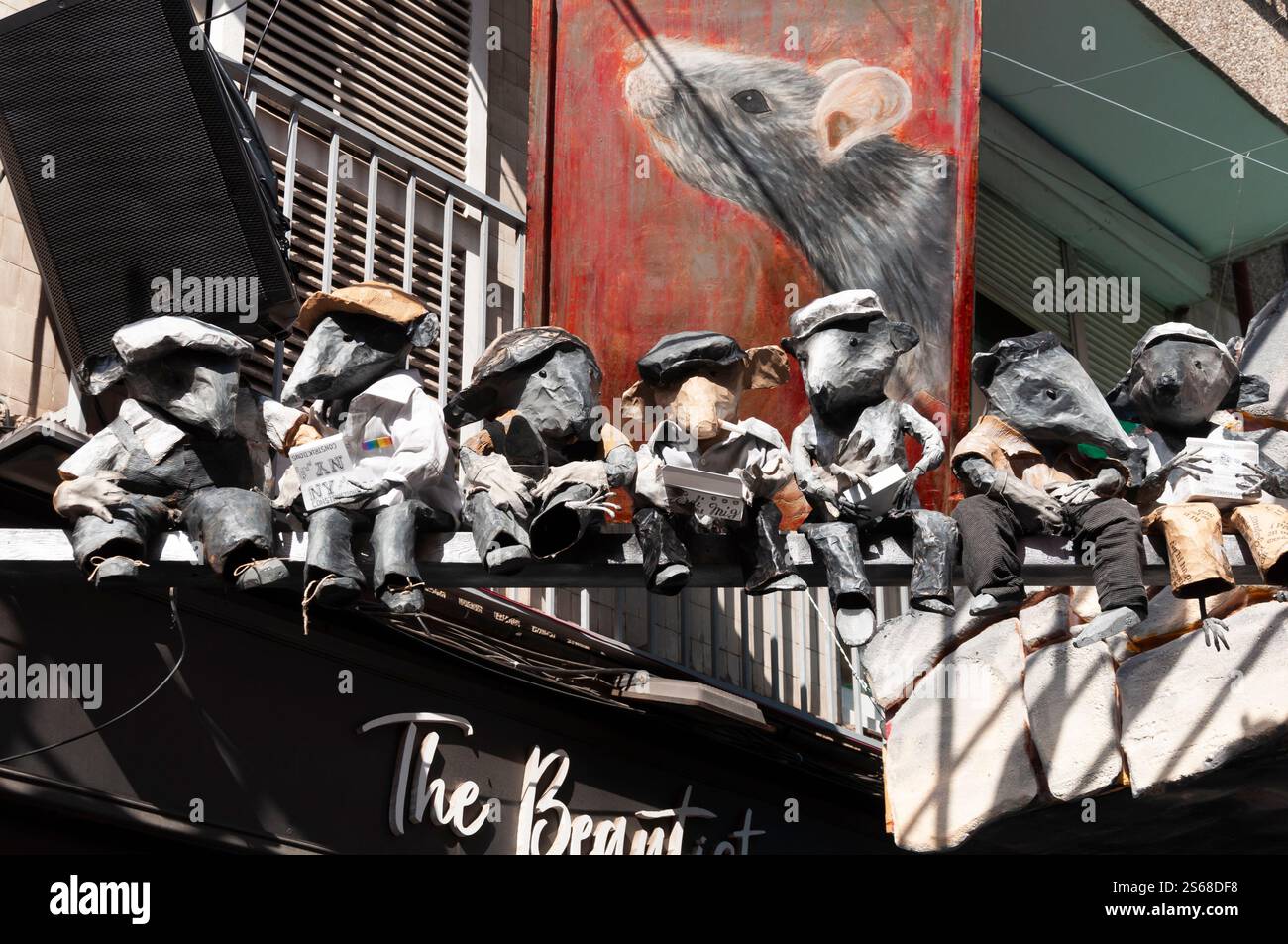 Paper Mash Rats Papermache rats recreating Lunch atop a Skyscraper photo, Verdi Del Mig ...