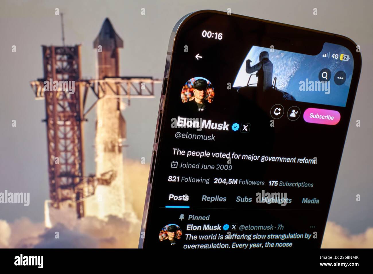 Elon Musk’s Vision: X Profile with SpaceX Starship Bound for Mars Stock Photo