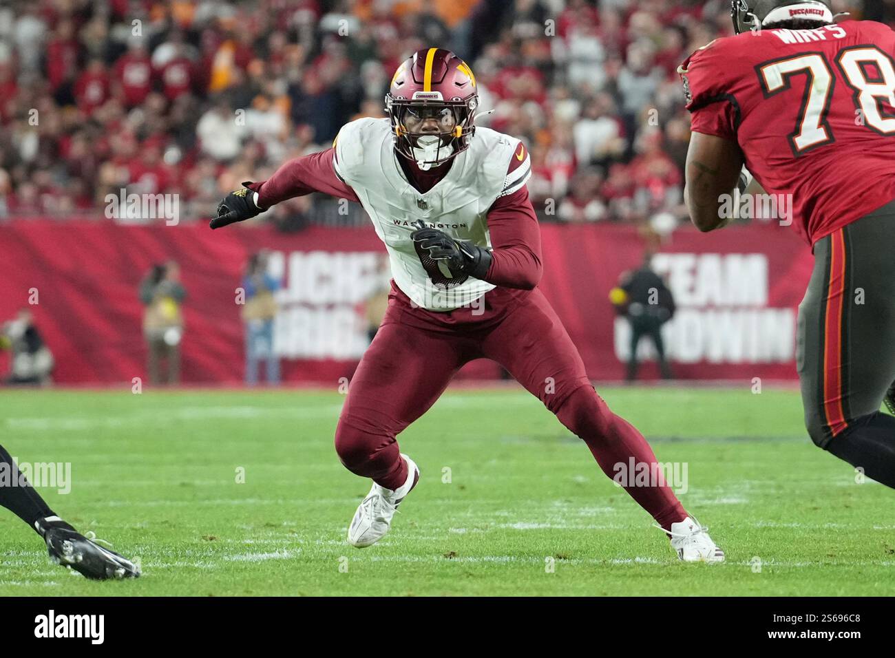 Washington Commanders linebacker Dante Fowler Jr. (6) runs to the ball ...